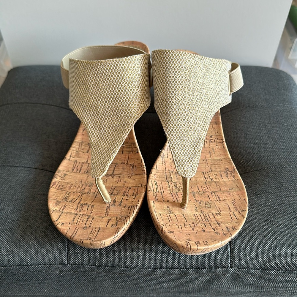 NEW GOLD SANDALS SIZE 9.5 CROFT&BARROW
